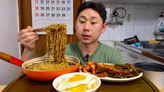 파김치 있응게 짜장라면이나 끓여 먹게~ 후라이로 계란 다 씹어돌리네 먹방MUKBANG