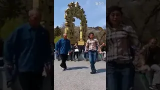 Знаменитый танец девушки и дедушки (Песня, кстати, тибетская, а не китайская). Dancing grandpa