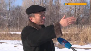 Кыргызско-казахская граница. Местные жители и спасатели – укрепляют русло реки Чу