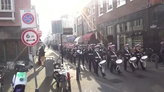 Marinierskapel marcheert vanaf Paleis Noordeinde terug naar Koninklijke stallen