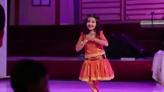хатуба какмаленькая девушка поет и танцует