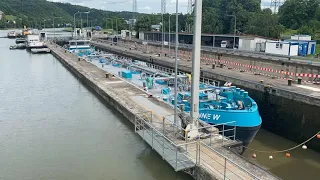 Binnenschiff in der Schleuse Neckarzimmern (time lapse)