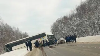 На перевале лесовоз столкнул автобус с дороги