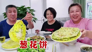 【160斤大龄女】老妈烙十张葱花饼，胖妞煮一锅海带汤，连汤带水，仨人吃得贼啦香