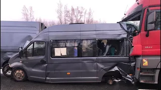 Отвалилось колесо: два пассажира микроавтобуса погибли в ДТП в Смоленской области