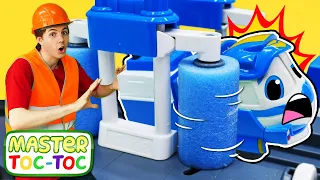 Kay de Robot Trains est coincé dans une station de lavage! Jeux avec jouets pour enfants