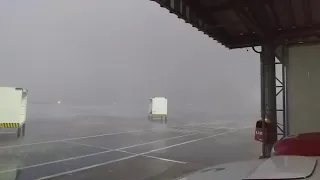 Impressionante tentativa de pouso de bimotor com temporal