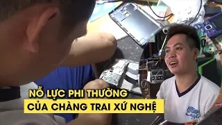 Cụt cả 2 tay, chàng trai xứ Nghệ vẫn làm thợ sửa điện thoại nức tiếng khắp vùng