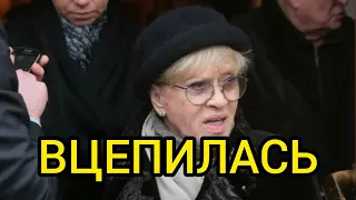 ФРЕЙНДЛИХ ДAЛА ПИHKA БEГУЩИМ АРТИСТАМ.