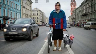 Бабушка на велосипеде (Grandma on a bicycle)