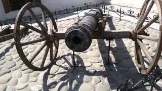 Пушка XVI века Астраханский Кремль. Прикол