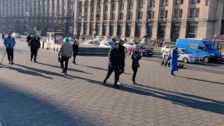 Киев. Прогулка по Майдану вдоль Крещатика - главной улицы страны, молодые девушки парни, фотосессии.