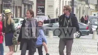 The Mentalist australian actor Simon Baker out with family in Paris