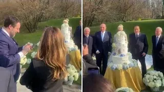 «Togliete quel coltello al presidente», tutti i video del matrimonio simbolico di Berlusconi con...