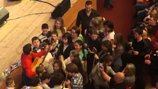 Вячеслав Мясников общается со зрителями в зале