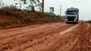 caminhão descendo na lama deu ruim