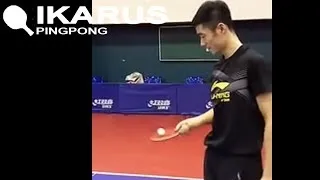 Wang Liqin demonstrates how tacky his rubbers are