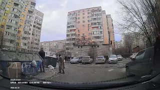 Видео 3 из 3 город Свинарник Саратов яма в яме везде нет разметки на дороге и на каждом шагу болото