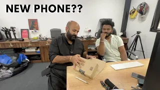 VLOG 111: Humne Iphone se Shift kiya iss New Android Phone pe @Brotomotiv