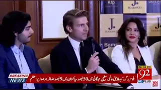 Jeremy Fragrance macht einhändige Liegestützen im pakistanischen Fernsehen