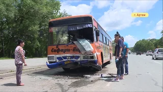 Очевидцы в шоке: грузовик влетел в пассажирский автобус