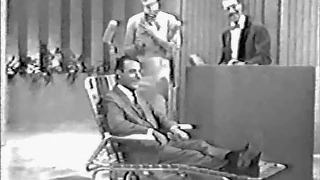 You Bet Your Life #60-02 Fenneman on the psychoanalyst's lawn chair ('Clock', Sept 29, 1960)