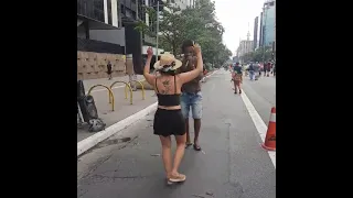 dorme sujo na avenida Paulista com bailarina