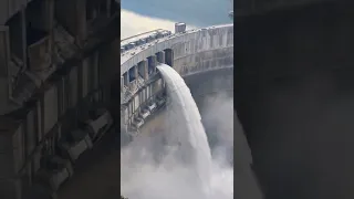 Impresionante momento que abren unas compuertas en La presa Baihetan‼️🤯🌊🌊