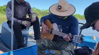Rodolffo Fernando e Maiara na pescaria cantando MARCA EVIDENTE