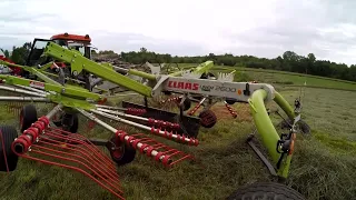 Claas Raking hay
