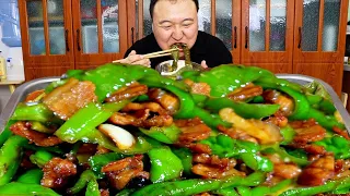 1kg screw pepper  a Qiang makes ”chili fried meat” and a pot full of spicy food | Mukbang [cram a Q