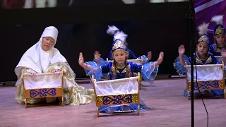 Дети танцуют Казахский танец к празднику Наурыз/ Интересные танцы для детей