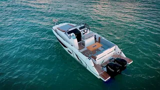 Jump aboard the new BENETEAU Flyer 9 SUNdeck: Running & relaxing on the water