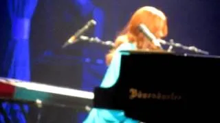 Tori Amos Austin 21 December 2011 Shattering Sea (clip)