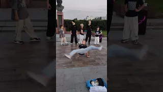Парни и девчонки танцуют брейкданс на плотинке, Екатеринбург 2023