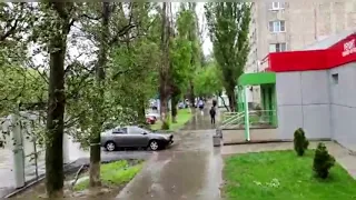 Обшивка "Макдональдса" слетела во время ураганного ветра в Волгодонске