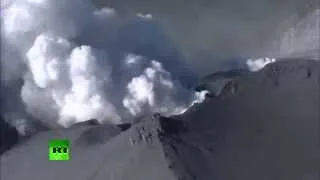 Raw Japanese helicopters rescue hikers on erupting Mt Ontake, over 30 feared dead