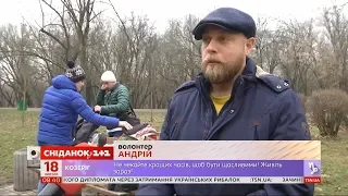 Пальта та куртки на деревах: у Києві відбулась акція "Зігрій людину"