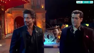 لحظة مشاهدة سلمان خان و شاروخان ذكرياتهم من فيلم كاران ارجون ..!