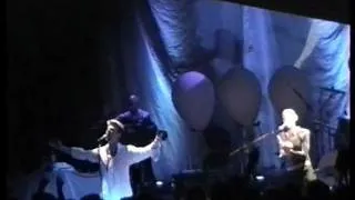 Gail Ann Dorsey & David Bowie - O Superman (Shepherds Bush Empire - 12.08.1997).VOB