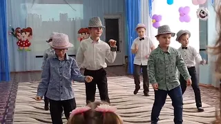 Танец мальчиков на празднике 8 Марта. (подготовительная группа)