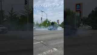 Crazy Mustang WILDING OUT IN THE INTERSECTION 🔥🔥🔥🔥 #sideshow #mustanggt #burnout