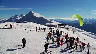 Сочи. Горный склон. Параплан. Лыжники.