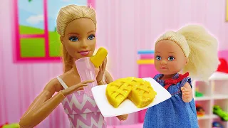 Evi cozinha um bolo de maçã do livro de receitas da Barbie! Novelinha de Barbie para meninas