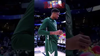 Giannis gave a young fan his sneakers 💚