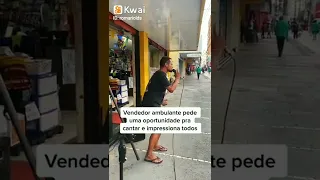 Vendedor Ambulante pede uma oportunidade pra cantar e impressiona todos.