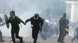 Top Channel/ Përplasje të ashpra mes protestuesve anti-qeveritarë dhe policisë në Kolumbi