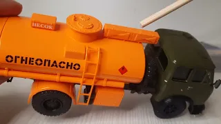 МАЗ АЦ-8-500А Огнеопасно  Легендарные Грузовики ссср "Modimio" 1:43