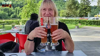 Biertje op een terras in Einruhr (Eifel)