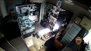 Участковые уполномоченные полиции задержали подозреваемого в краже денег из столичного магазина
